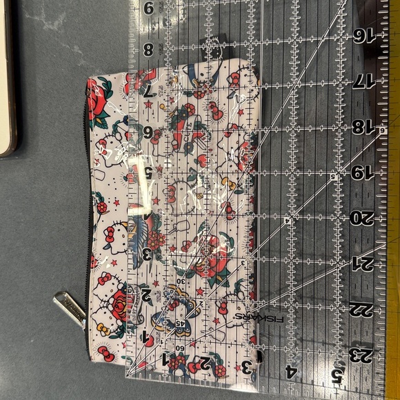 Loungefly Hello Kitty zipper pouch - Picture 6 of 7